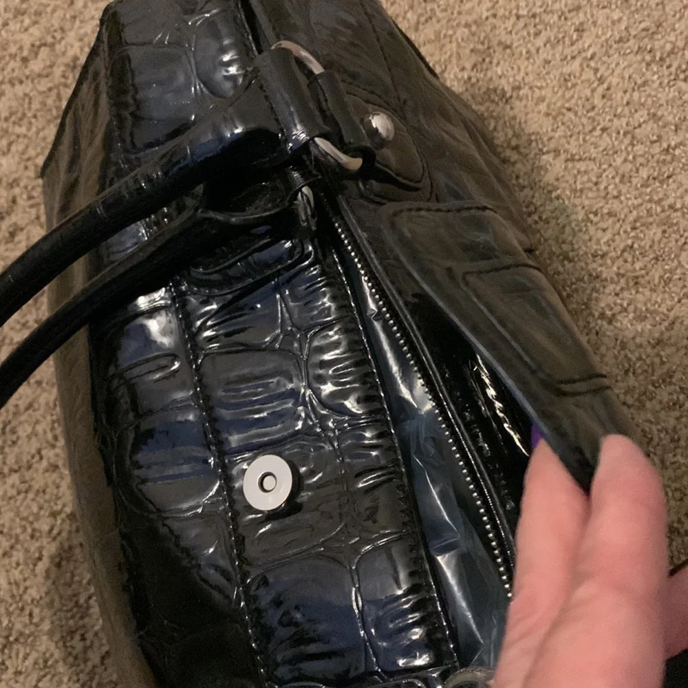 Guess patent leather purse - Picture 2 of 5